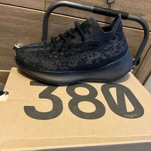 YEEZY BOOST 380
Adidas Men's Black Knit Sneakers